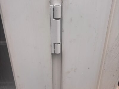 Locksmith to repair door hinges [city]
